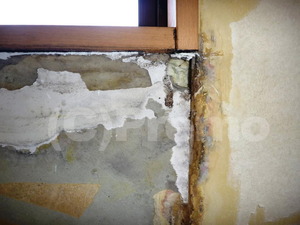 窓の結露による壁下地の腐れ