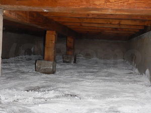 床下防カビ工事後の消石灰撒き