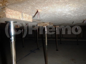 基礎断熱工法で密閉型床下のパーチクルボード下地のカビ