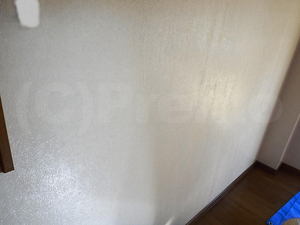 カビ臭のする部屋のクロス壁紙表面防カビ工事中