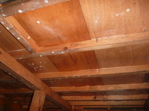 床下木材合板防カビ施工中