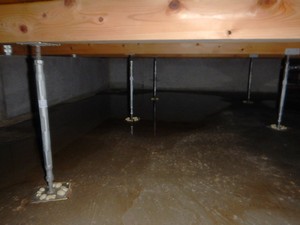 建築中住宅の床下に流入した雨水