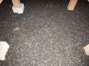 カビ臭い床下粉砕竹炭敷き